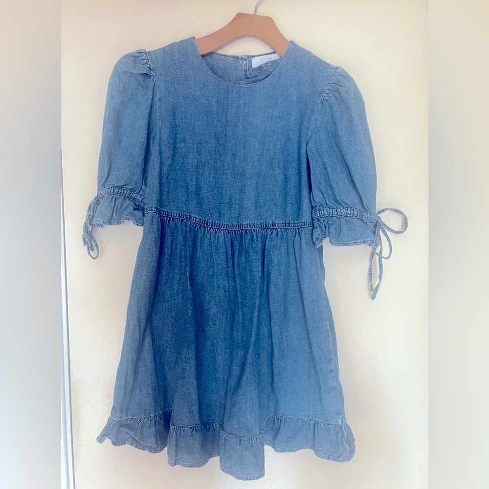 Beautiful denim dress, draws strings on the sleeves. Size 4 ,